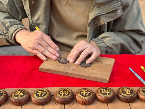 柯秋楓正在雕刻。人民網(wǎng) 陳葉欣攝