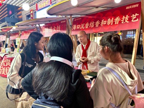 魏希望在非遺集市上介紹沉香。人民網(wǎng) 陳葉欣攝