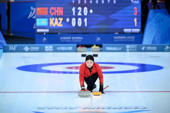 2月4日，中國隊選手韓雨在比賽中擲壺。新華社記者 江漢 攝