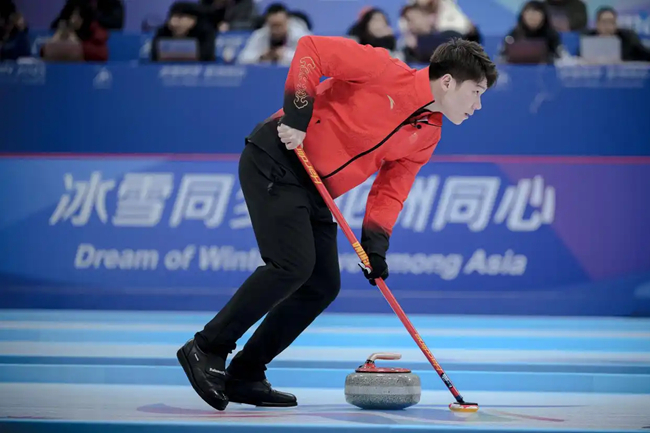 2月4日，中國隊選手王智宇在比賽中擦冰。新華社記者 江漢 攝