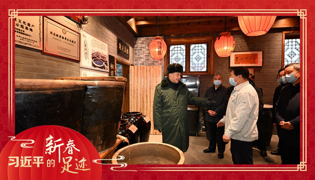 2022年1月27日，習(xí)近平總書記沿街巷察看山西平遙古城風(fēng)貌，走進東湖老醋坊，了解當(dāng)?shù)亻_展特色經(jīng)營情況。