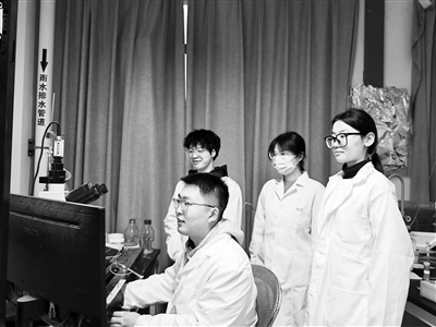 西安交通大學教授王昌河團隊在進行多巴胺分泌電化學檢測。受訪者供圖