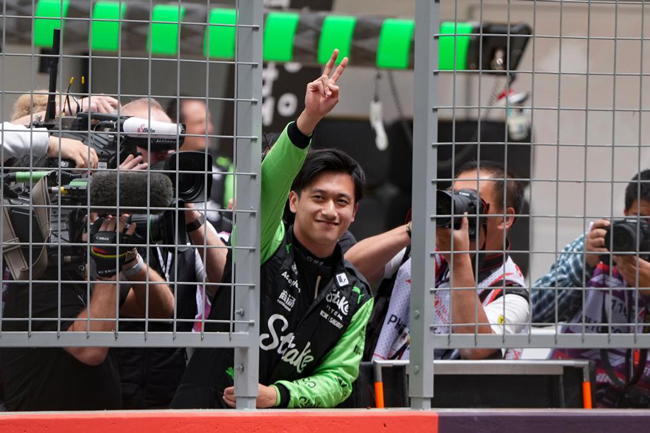 2024年4月19日，索伯車隊(duì)中國車手周冠宇（中）在練習(xí)賽前向觀眾致意。當(dāng)日，F(xiàn)1中國大獎(jiǎng)賽在上海開賽。中國車手周冠宇主場首秀參賽。新華社記者 夏一方攝