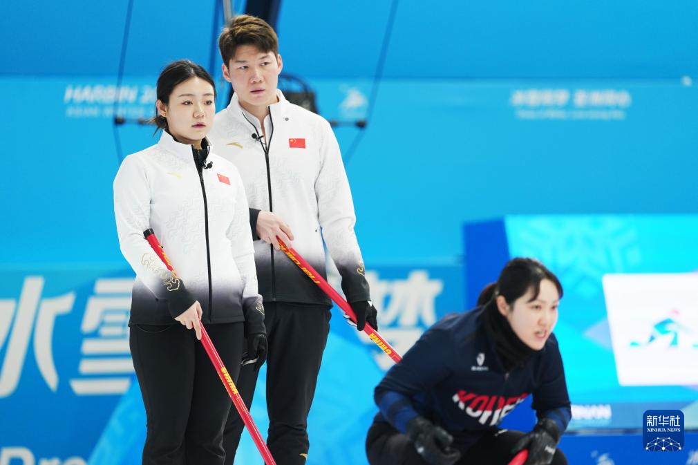 2月6日，中國(guó)隊(duì)選手王智宇（中）、韓雨（左）在比賽中。新華社記者 王松 攝