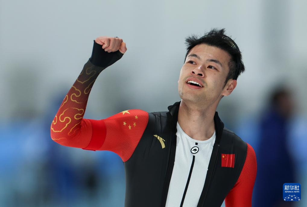 2月8日，寧忠?guī)r慶祝奪冠。新華社記者 王楷焱 攝