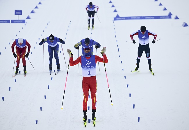 2月8日，王強(qiáng)（中）慶祝奪冠。新華社記者 張龍攝