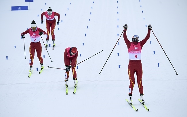 2月8日，李磊（右一）沖過(guò)終點(diǎn)后慶祝奪冠。新華社記者 張龍攝