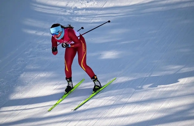 2月9日，中國(guó)隊(duì)選手巴亞尼·加林在比賽中。新華社記者 張龍攝