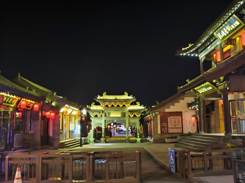 道歉公告發(fā)布后，凌晨5時的古城。人民網(wǎng)記者 黃鈺攝