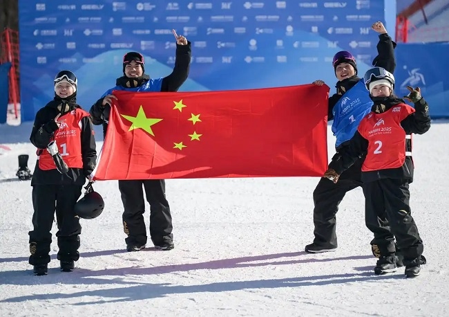 2月10日，中國(guó)隊(duì)選手張小楠、楊文龍、姜鑫杰與熊詩(shī)芮（從左至右）在比賽后慶祝。新華社記者 楊青攝
