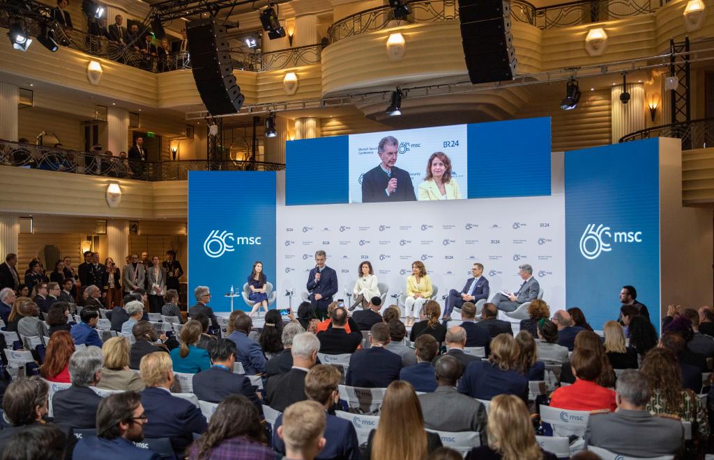 2024年2月18日，慕安會(huì)主席克里斯托夫·霍伊斯根（中左二）在德國(guó)慕尼黑舉行的第60屆慕尼黑安全會(huì)議上發(fā)表閉幕致辭。新華社記者 張帆 攝