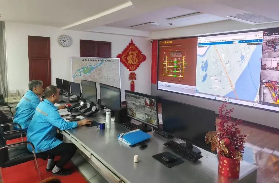 工作人員在燃?xì)庹{(diào)度中心值守。受訪者供圖