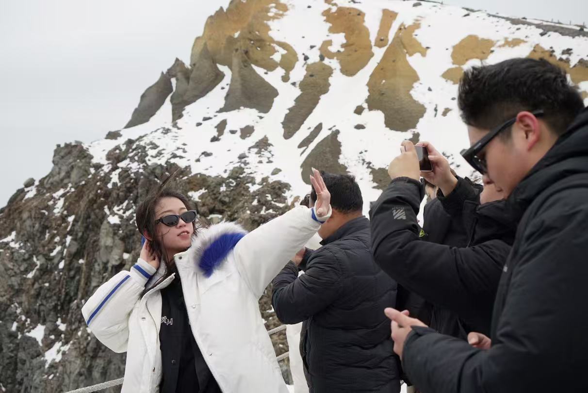 長白山天池旁游客拍照留念。人民網(wǎng) 皇甫萬里攝