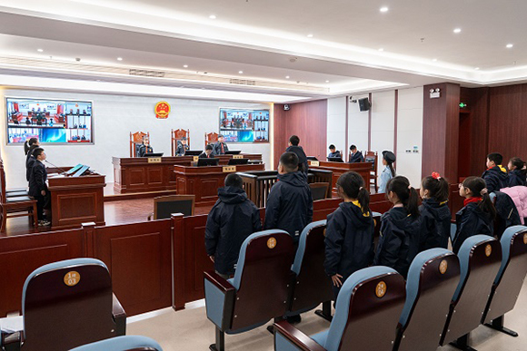 圖③：同學(xué)們開展模擬法庭活動。