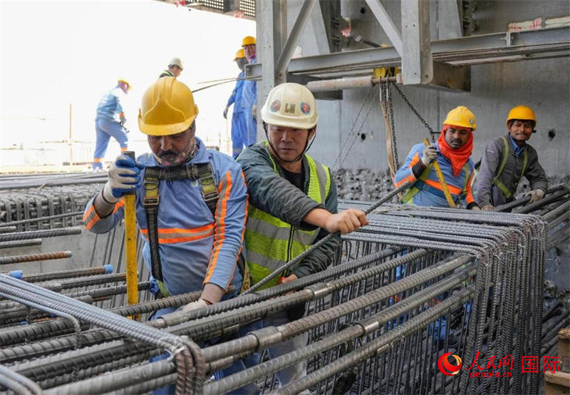 扎鋼筋。人民網(wǎng)塔里克·易卜拉欣攝