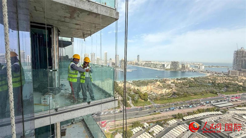 工人正在高層作業(yè)。人民網(wǎng)塔里克·易卜拉欣攝