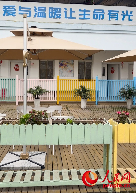 為讓“老小孩”住著開心，南泉鎮(zhèn)衛(wèi)生院設(shè)計(jì)成幼兒園風(fēng)格。人民網(wǎng) 陳葉欣攝