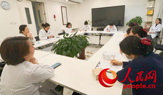 交班會(huì)上，海淀醫(yī)院安寧療護(hù)團(tuán)隊(duì)討論患者和家屬需求。人民網(wǎng)記者 金慧慧攝
