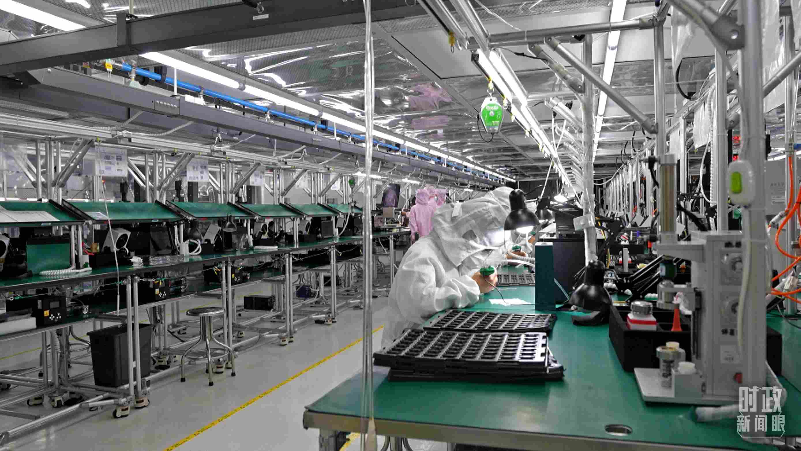△四川省宜賓市極米光電有限公司的無(wú)塵車間光機(jī)組裝線。（總臺(tái)央視記者范學(xué)禹拍攝）