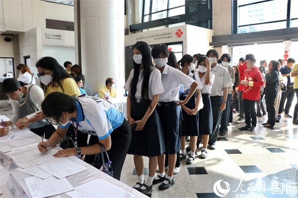 獻血者排隊填寫報名表。朱瀟逸攝