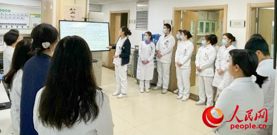 華西第四醫(yī)院姑息醫(yī)學(xué)科交班會上，護(hù)士介紹患者情況。人民網(wǎng)記者 金慧慧攝