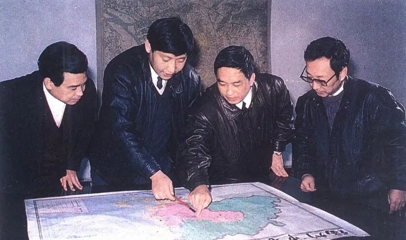 1991年12月，習(xí)近平與同事討論福州市戰(zhàn)略規(guī)劃設(shè)想。（圖源：《習(xí)近平在福州》）