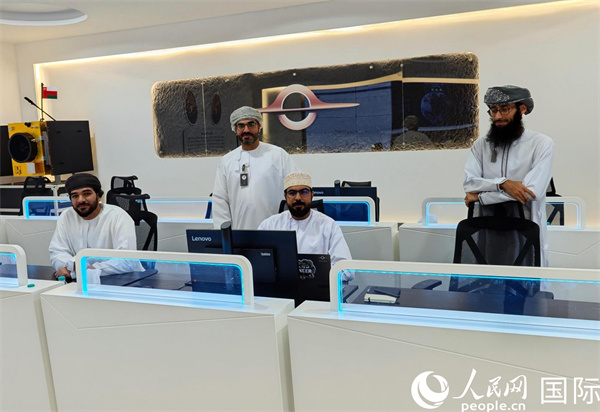 阿曼蘭斯航天公司員工在工作中。人民網(wǎng) 海瑟姆·穆扎恩攝