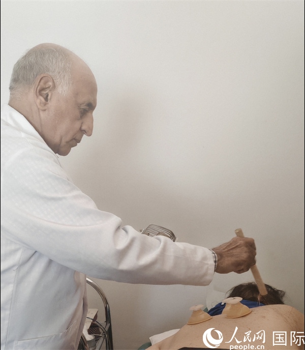 哈利勒正在治療病人。人民網(wǎng)記者 黃培昭攝
