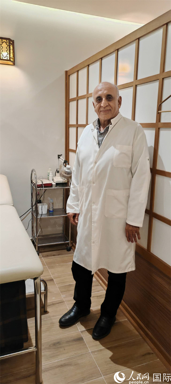 哈利勒在中醫(yī)診所。人民網(wǎng)記者 黃培昭攝