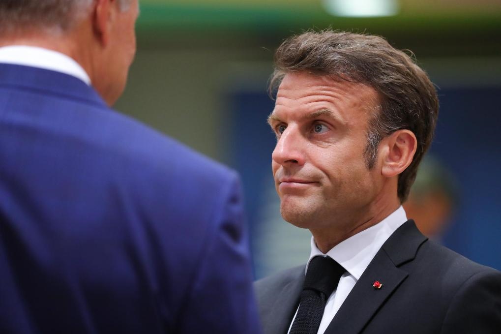 2023年6月29日，在比利時(shí)布魯塞爾，法國(guó)總統(tǒng)馬克龍（右）準(zhǔn)備出席歐盟峰會(huì)。新華社記者鄭煥松攝