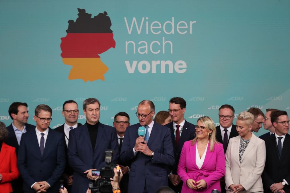 2月23日，在德國柏林的基督教民主聯(lián)盟總部，聯(lián)盟黨總理候選人默茨（中）在出口民調顯示領先后接受祝賀。新華社記者杜哲宇攝