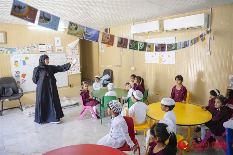 在庫(kù)姆扎爾的學(xué)校，老師正在給孩子們上課。人民網(wǎng) 塔里克·易卜拉欣攝