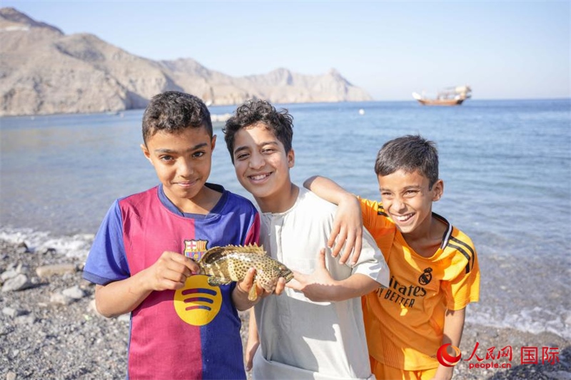 在海邊玩耍的孩子們。人民網(wǎng) 塔里克·易卜拉欣攝