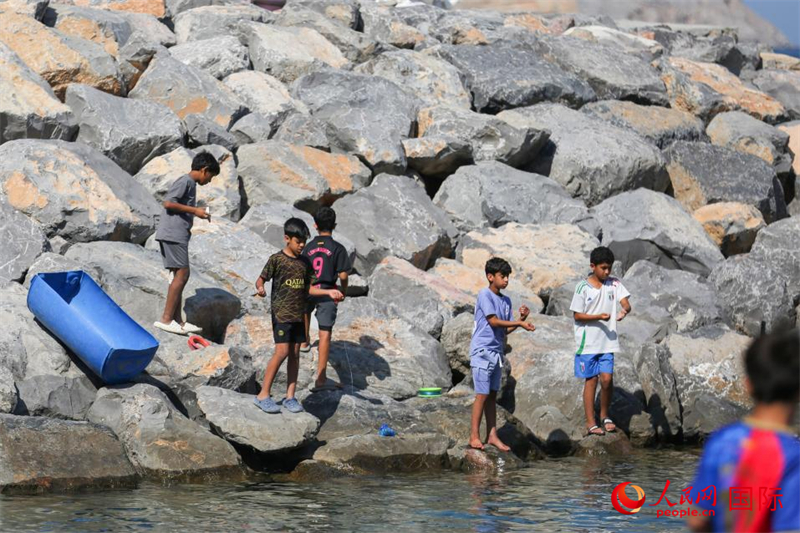 在海邊玩耍的孩子們。人民網(wǎng) 塔里克·易卜拉欣攝