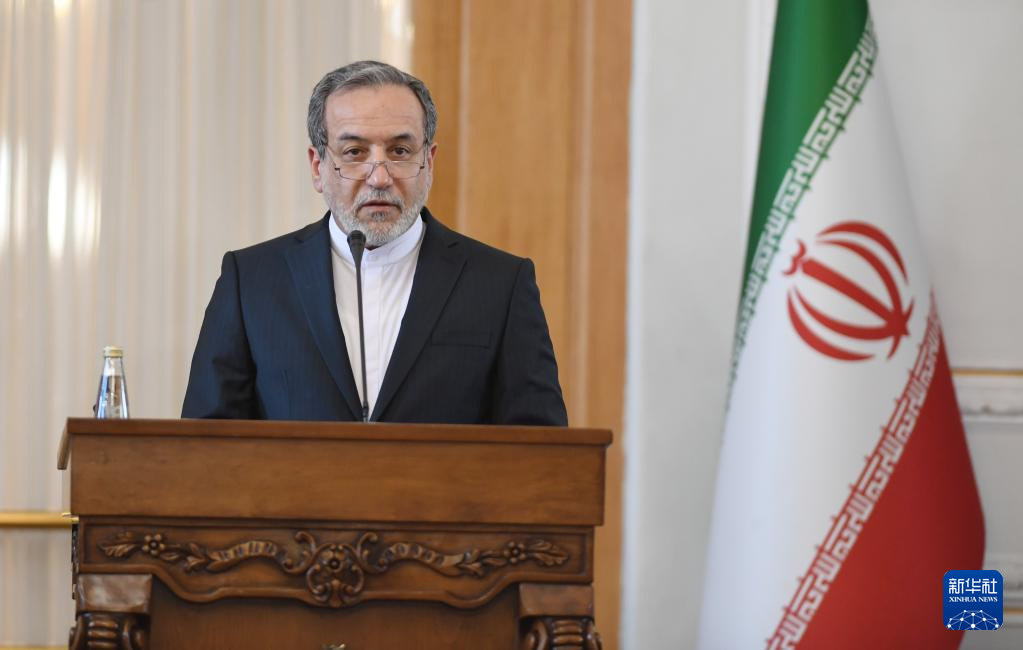 2月25日，在伊朗德黑蘭，伊朗外交部長(zhǎng)阿拉格齊出席聯(lián)合新聞發(fā)布會(huì)。新華社記者 沙達(dá)提 攝