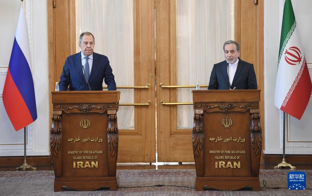 2月25日，在伊朗德黑蘭，伊朗外交部長(zhǎng)阿拉格齊（右）與俄羅斯外長(zhǎng)拉夫羅夫出席聯(lián)合新聞發(fā)布會(huì)。新華社記者 沙達(dá)提 攝