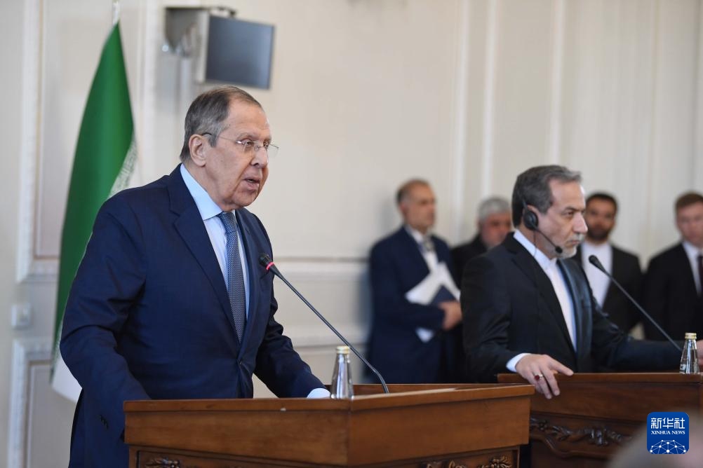 2月25日，在伊朗德黑蘭，俄羅斯外長(zhǎng)拉夫羅夫（左）與伊朗外交部長(zhǎng)阿拉格齊出席聯(lián)合新聞發(fā)布會(huì)。新華社記者 沙達(dá)提 攝