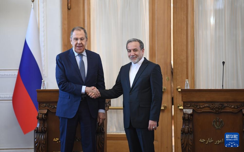 2月25日，在伊朗德黑蘭，伊朗外交部長(zhǎng)阿拉格齊（右）與俄羅斯外長(zhǎng)拉夫羅夫出席聯(lián)合新聞發(fā)布會(huì)。新華社記者 沙達(dá)提 攝