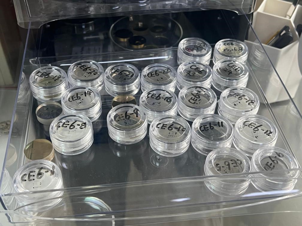 包含嫦娥六號樣品的樹脂靶。新華社記者 溫競?cè)A 攝