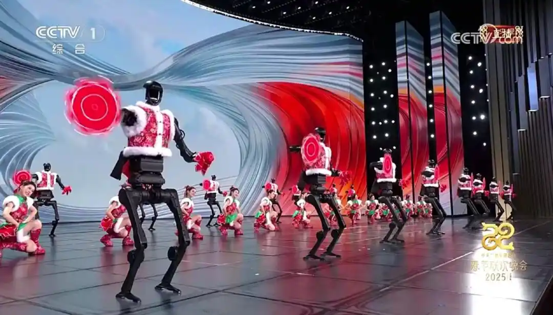 △今年春晚，宇樹科技人形機器人身穿東北特色的花棉襖扭秧歌，呈現(xiàn)出全新視覺效果。