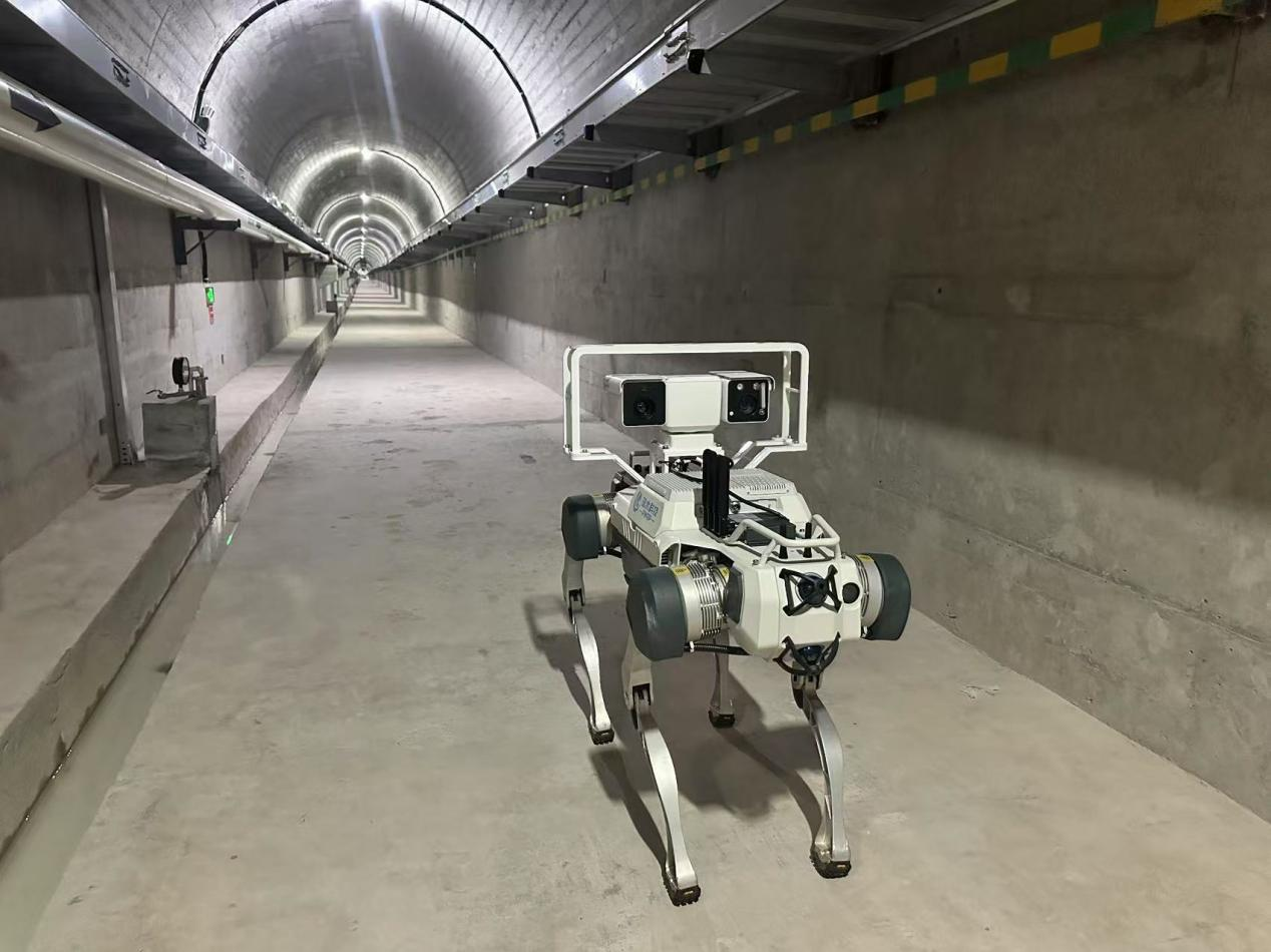 機(jī)器人正在對(duì)大壩廊道進(jìn)行巡檢，重點(diǎn)監(jiān)測(cè)裂縫，滲水點(diǎn)，積水等。水利部供圖