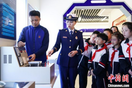 圖為學(xué)生們參觀道里區(qū)消防救援大隊(duì)消防科普體驗(yàn)館內(nèi)電器火災(zāi)演示實(shí)驗(yàn)臺(tái)。中新社記者 趙宇航 攝