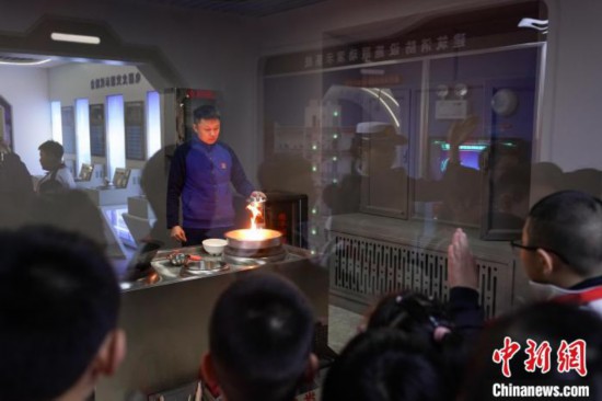 圖為學(xué)生們參觀道里區(qū)消防救援大隊(duì)消防科普體驗(yàn)館內(nèi)火場(chǎng)真實(shí)體驗(yàn)演示區(qū)。中新社記者 趙宇航 攝