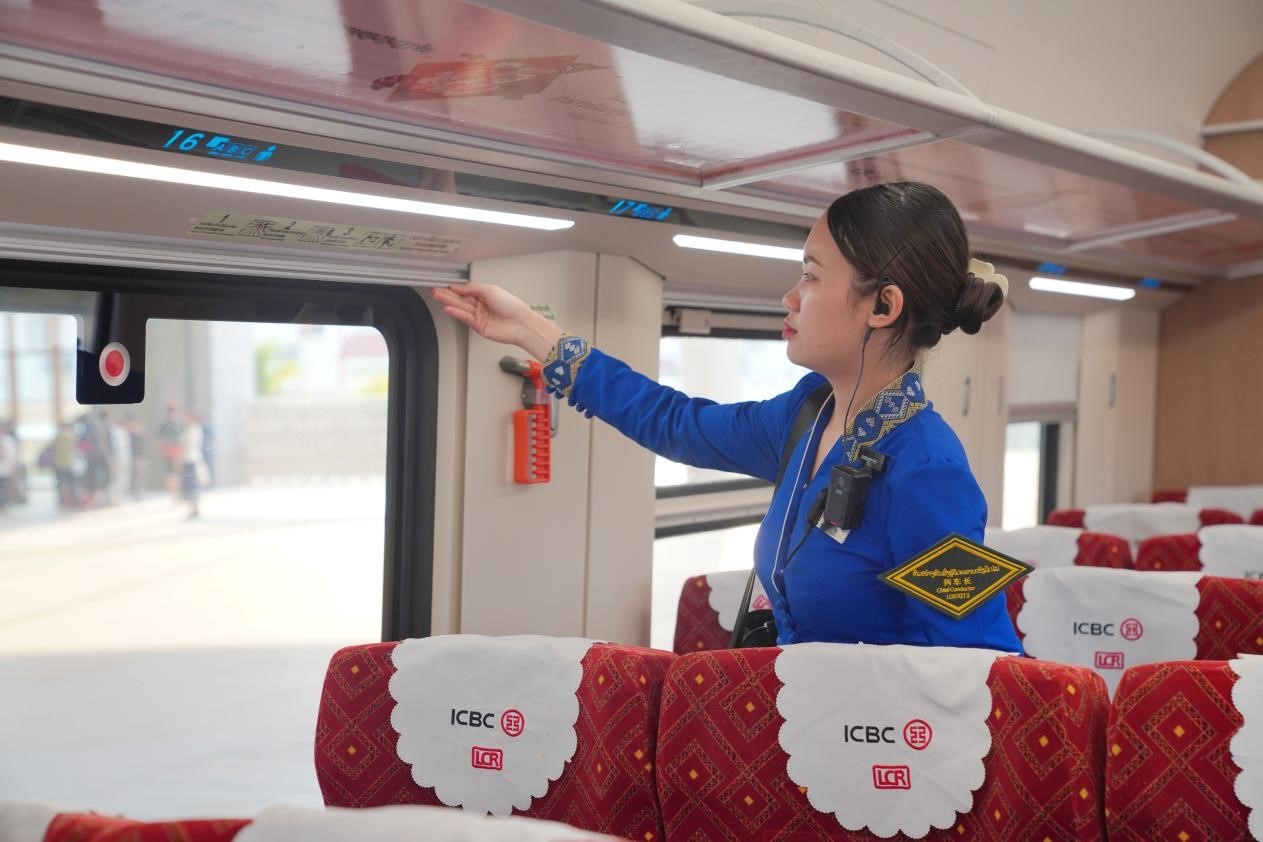 中老鐵路瀾滄號動(dòng)車組列車長小麗正在進(jìn)行車廂檢查。老中鐵路有限公司供圖
