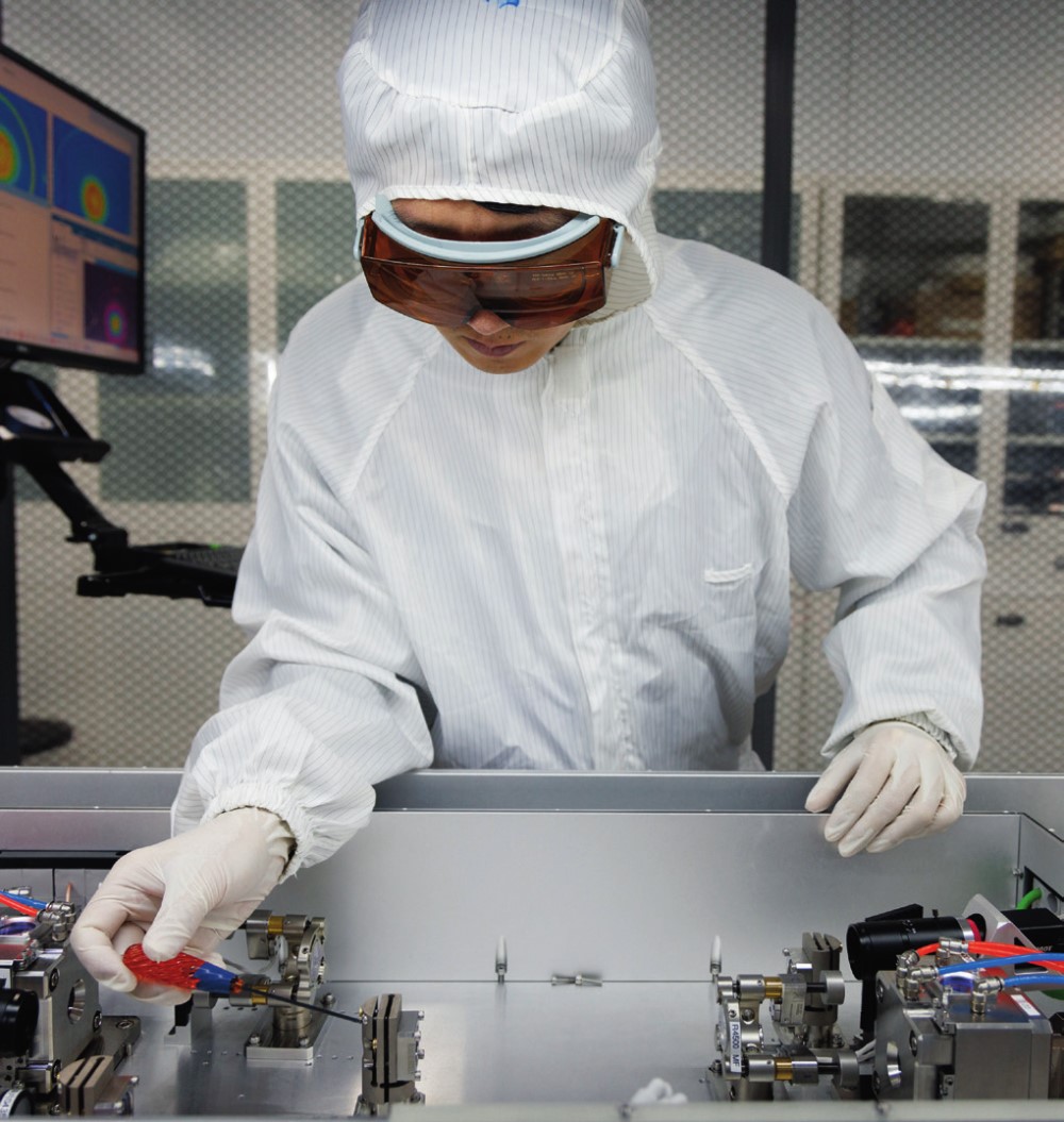 科研人員在廣東東莞阿秒科學(xué)中心實(shí)驗(yàn)室調(diào)試高性能激光器（2025年1月10日攝）。金立旺攝/本刊