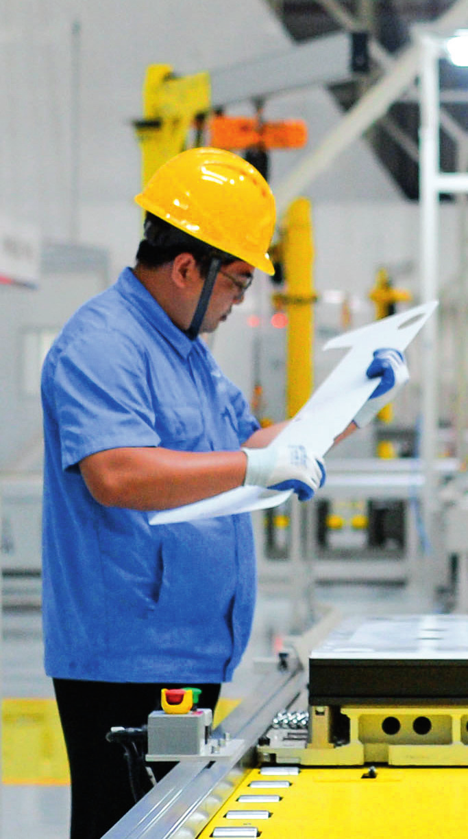 工人在位于廣東珠海的緯景儲(chǔ)能珠?！俺珿工廠”工作（2024年5月19日攝）。李任滋攝/本刊