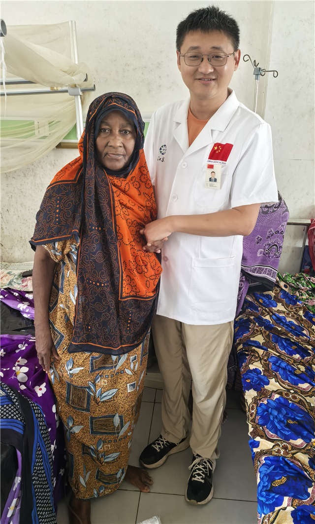 術后第二天患者即能站立。中國援桑醫(yī)療隊供圖