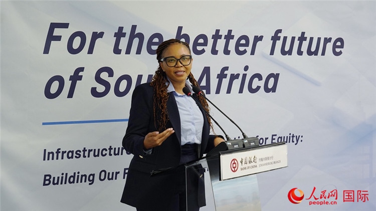 馬塞莫拉女士詳細(xì)介紹了南非政府在基礎(chǔ)設(shè)施建設(shè)方面的最新規(guī)劃和社會(huì)公益項(xiàng)目。人民網(wǎng) 劉暢攝