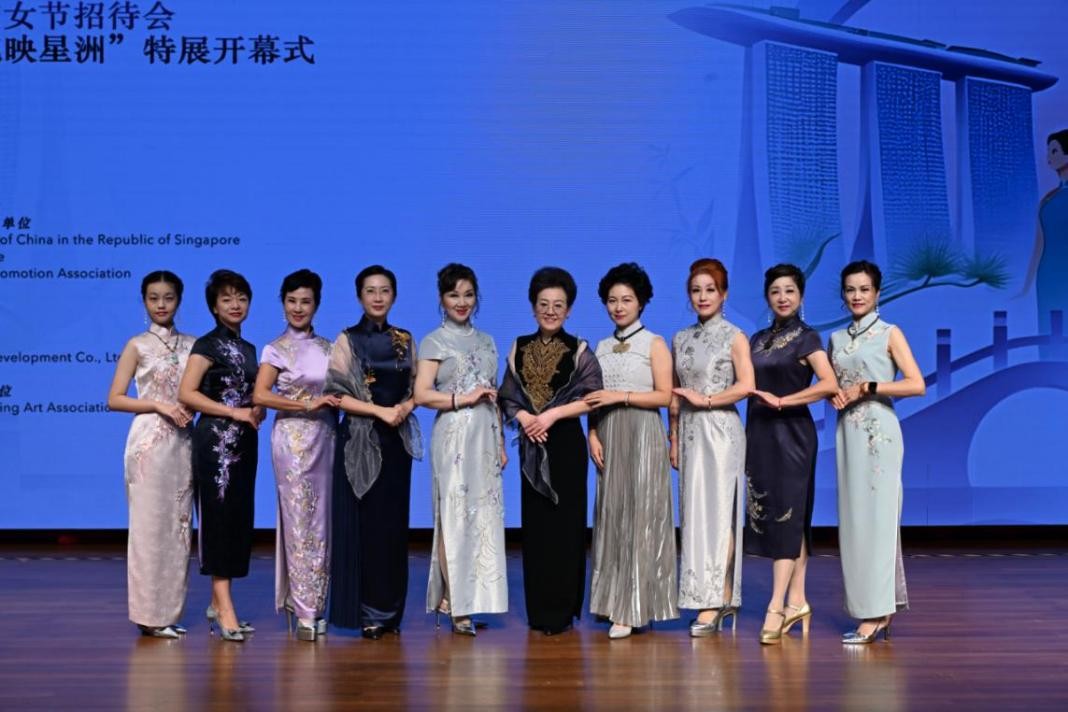 海派旗袍走秀展示著不同款式旗袍的獨(dú)特魅力。新加坡中國文化中心供圖