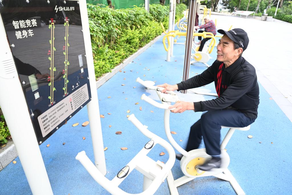 2023年4月24日，市民在福州市鼓樓區(qū)西河智慧體育公園使用智能競(jìng)賽健身車(chē)。新華社記者 林善傳 攝